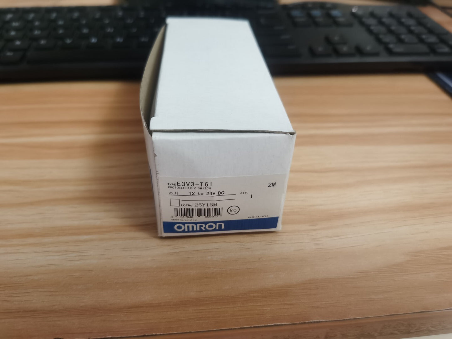 1PC Omron E3V3-T61 E3V3T61 Photoelectric Sensor In Box