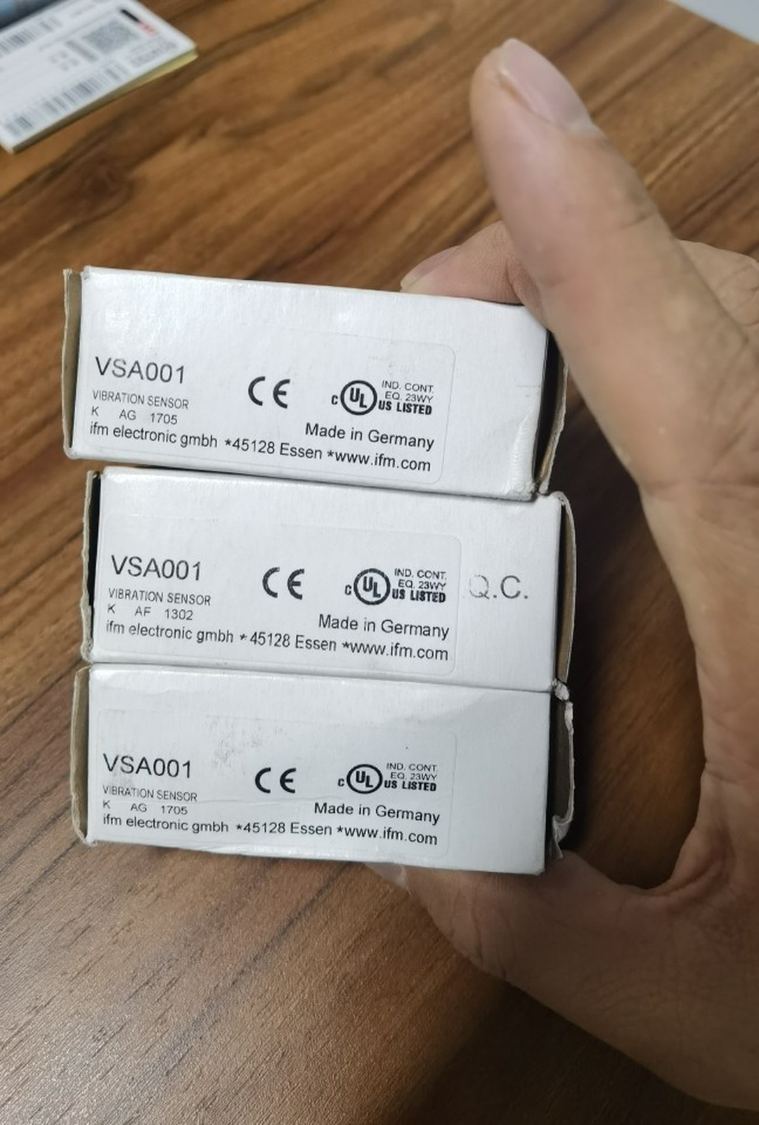 1pcs IFM VSA001 Vibration Sensor