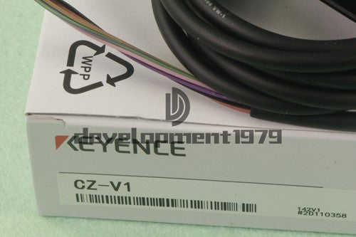 One KEYENCE CZ-V1 Differentiating Sensor Amplifier