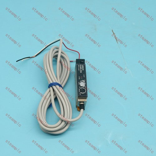 OMRON E3XR-CE4 E3XR CE4 12-24VDC Photoelectric Sensor spot stock