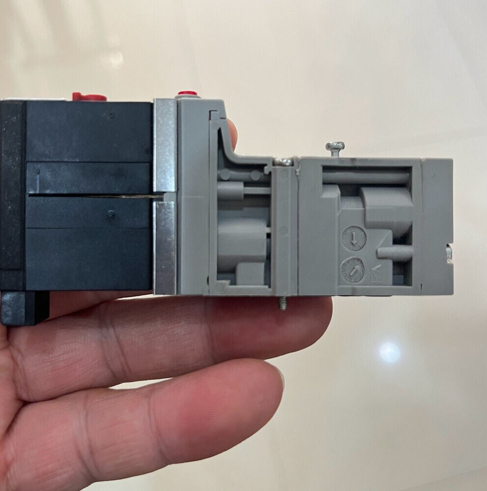 QTY:1  Unpacked 6524 C 2.5-10bar pneumatic module solenoid valve 00186260 24V