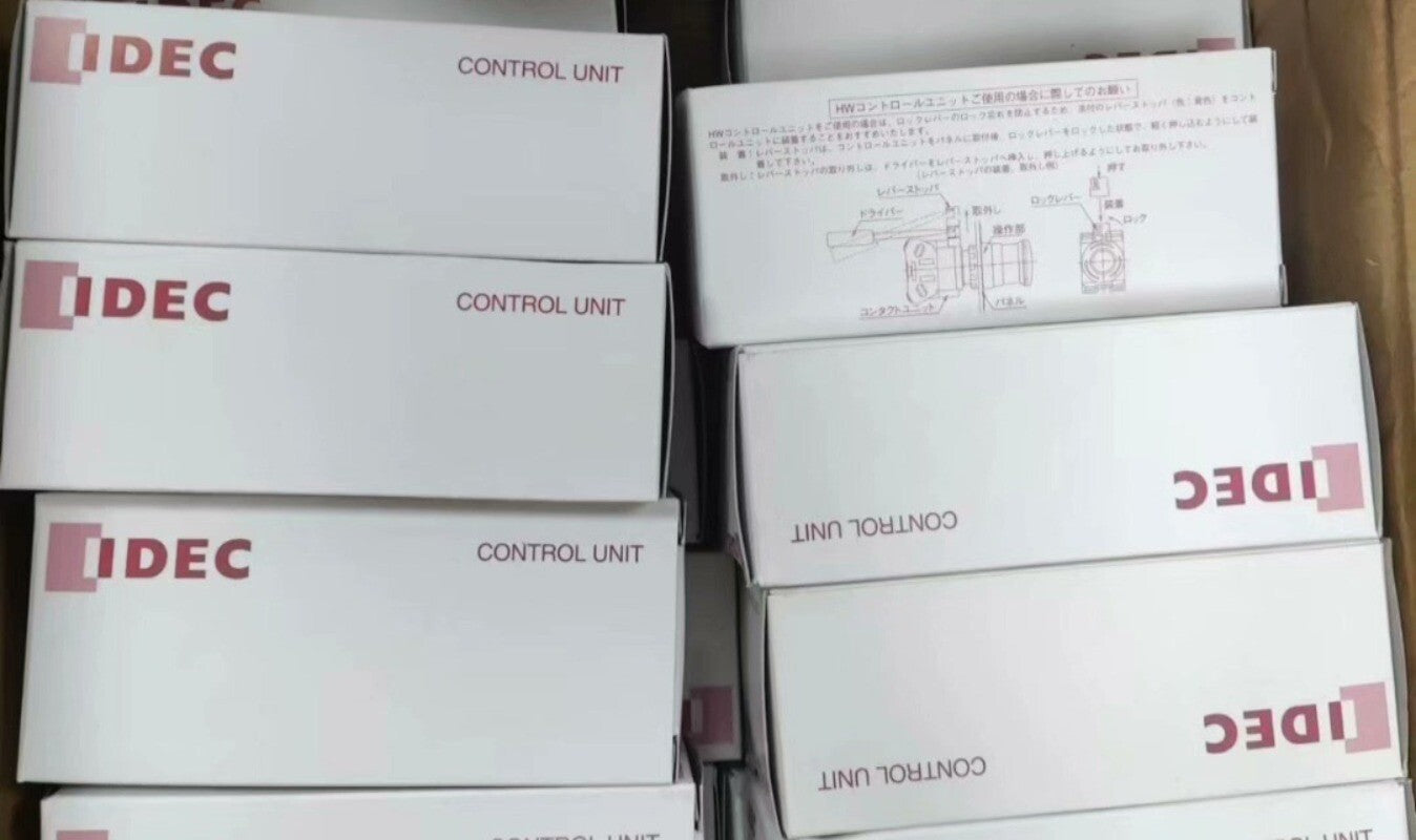 1pcs IDEC Button Switch  HW1B-V401R-EMO