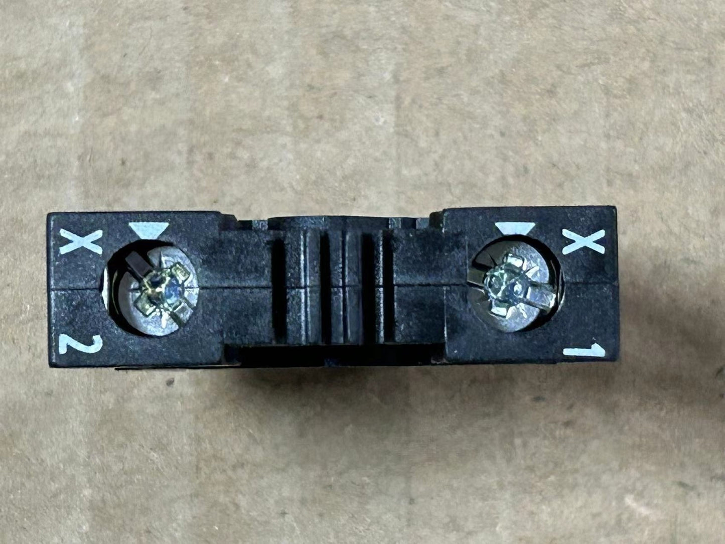 1PCS  3SB3400-1QB Lamp holder