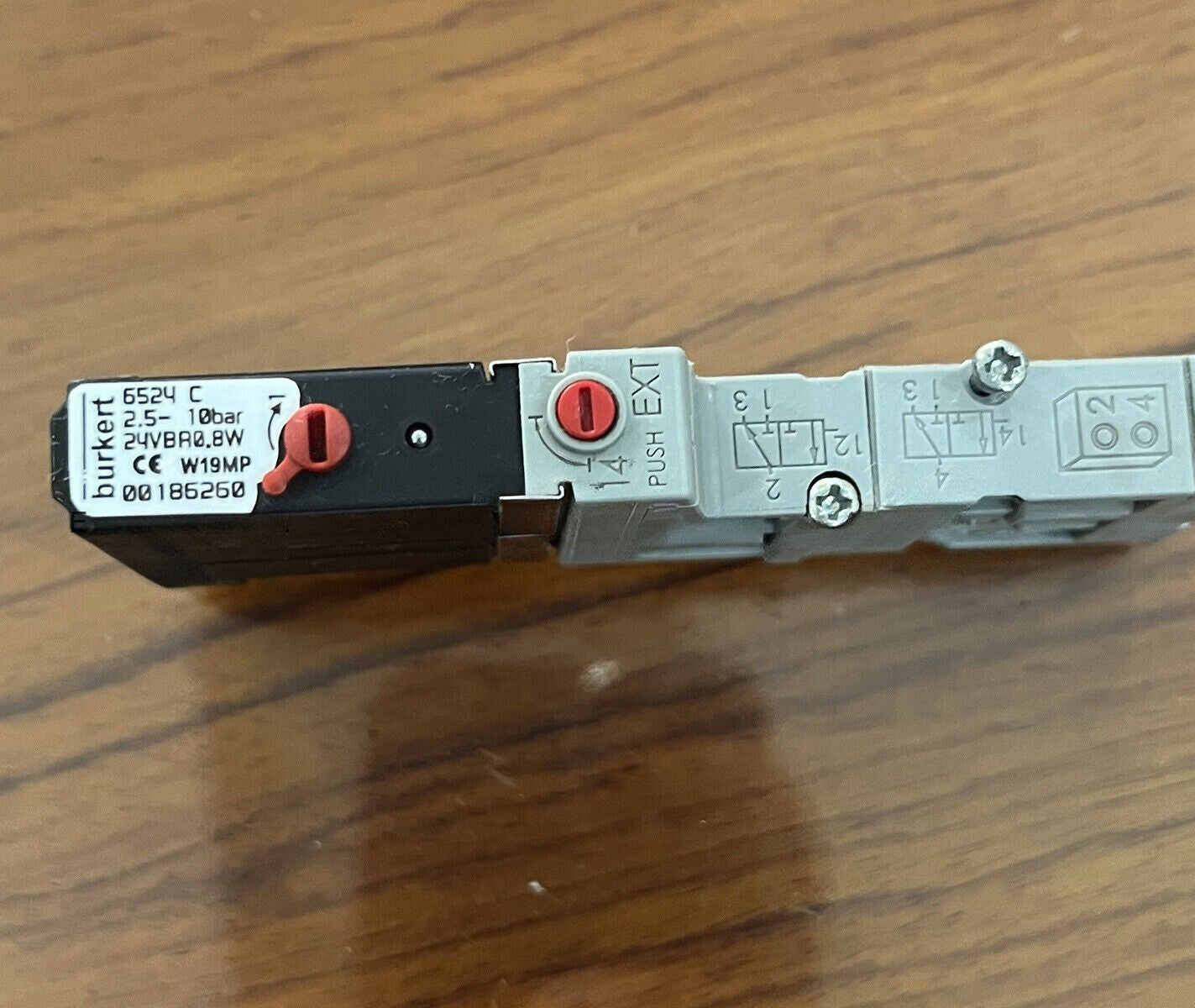 QTY:1  Unpacked 6524 C 2.5-10bar pneumatic module solenoid valve 00186260 24V