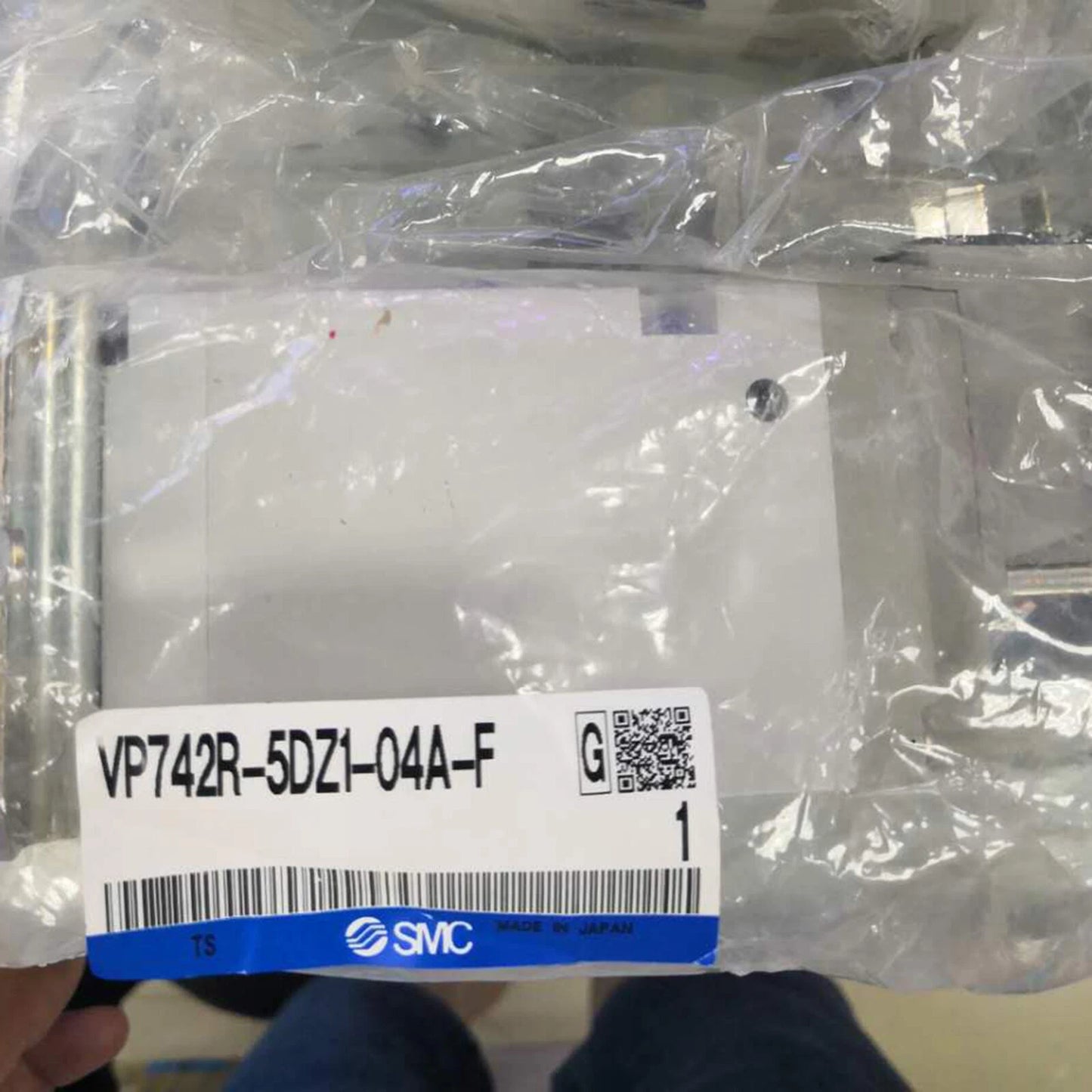 1pcs  SMC VP742R-5DZ1-04A-F solenoid valve Quality assurance #P