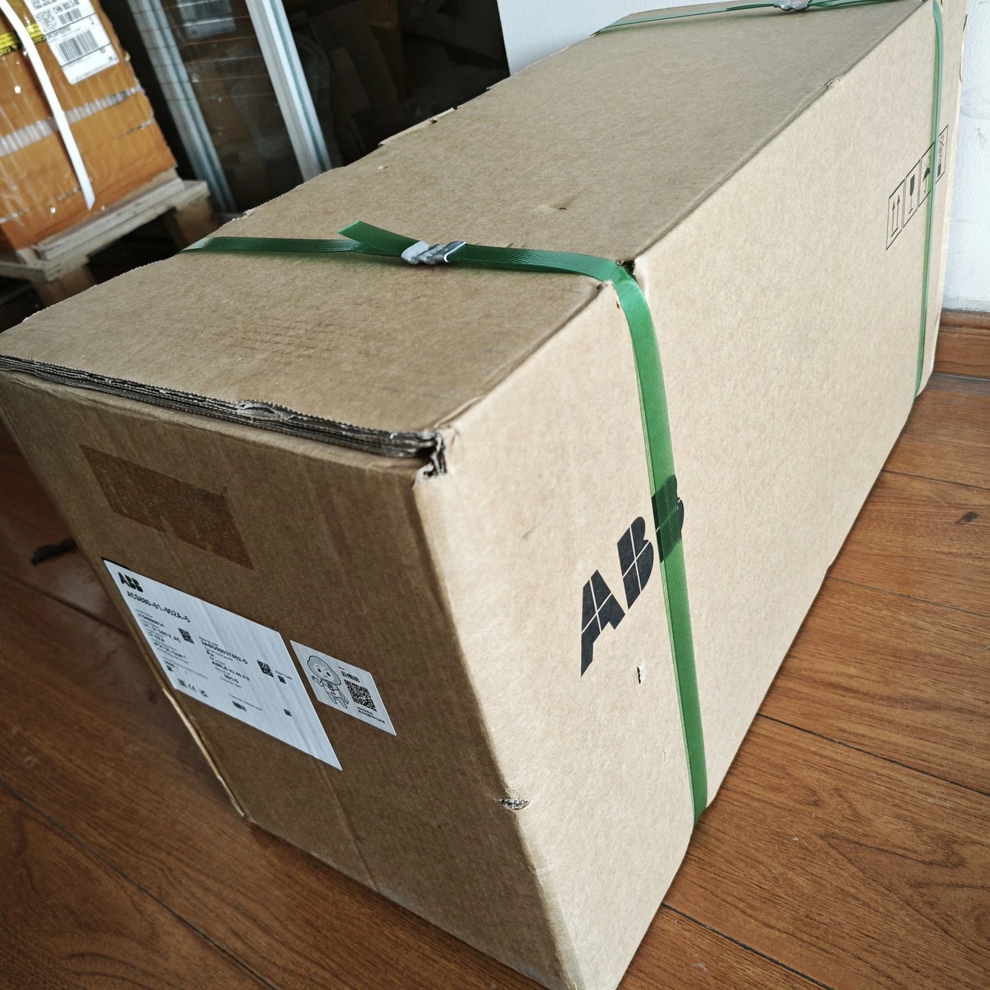 1 PC  ABB ACS880-01-077A-5 frequency converter  or UPS