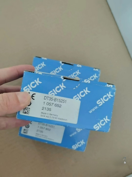 1pcs  Sick DT35-B15251 1057652 Photoelectric Sensors