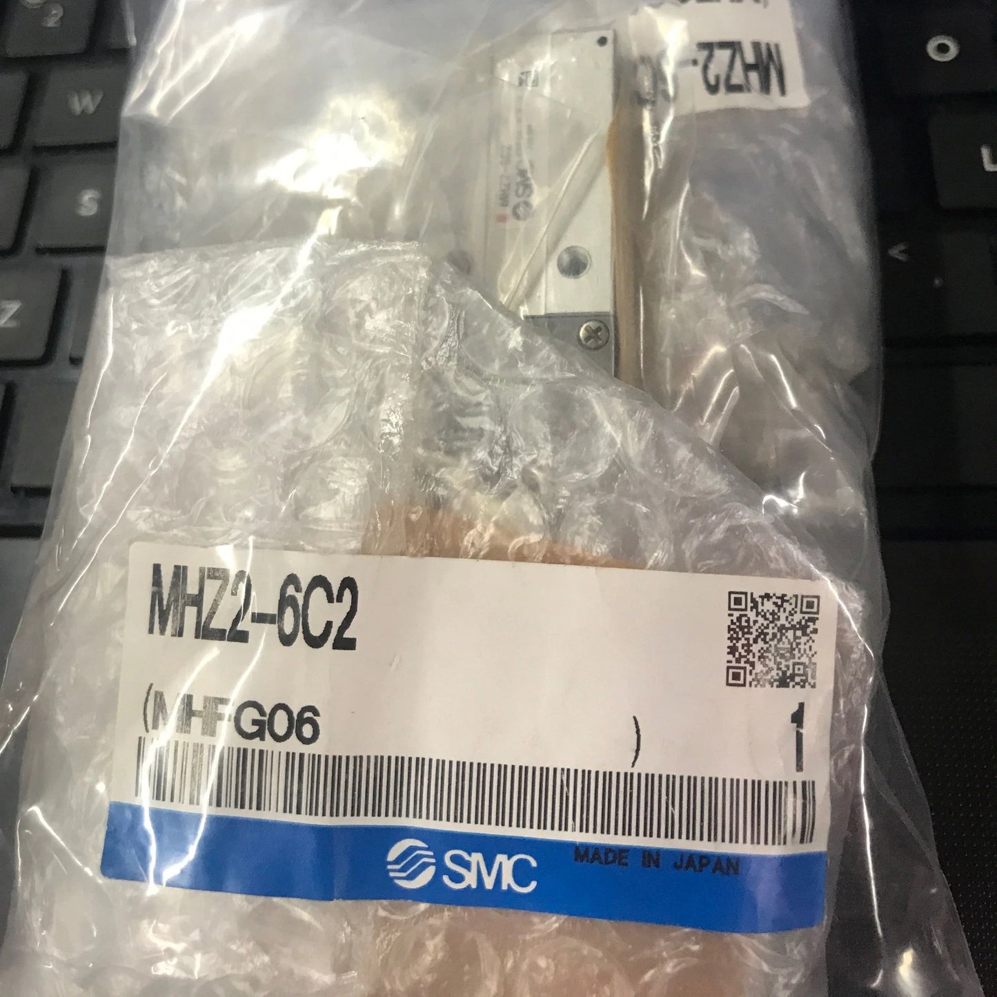 one  SMC Finger cylinder MHZ2-6C2 MHZ2-6C2 Free shipping #P