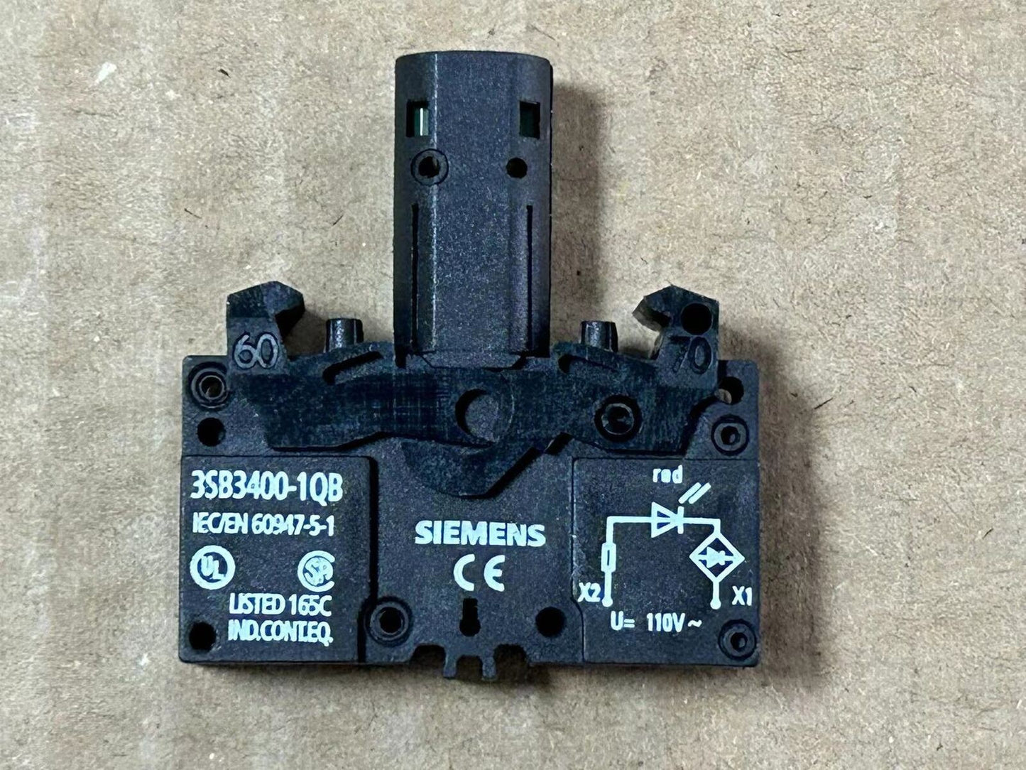 1PCS  3SB3400-1QB Lamp holder