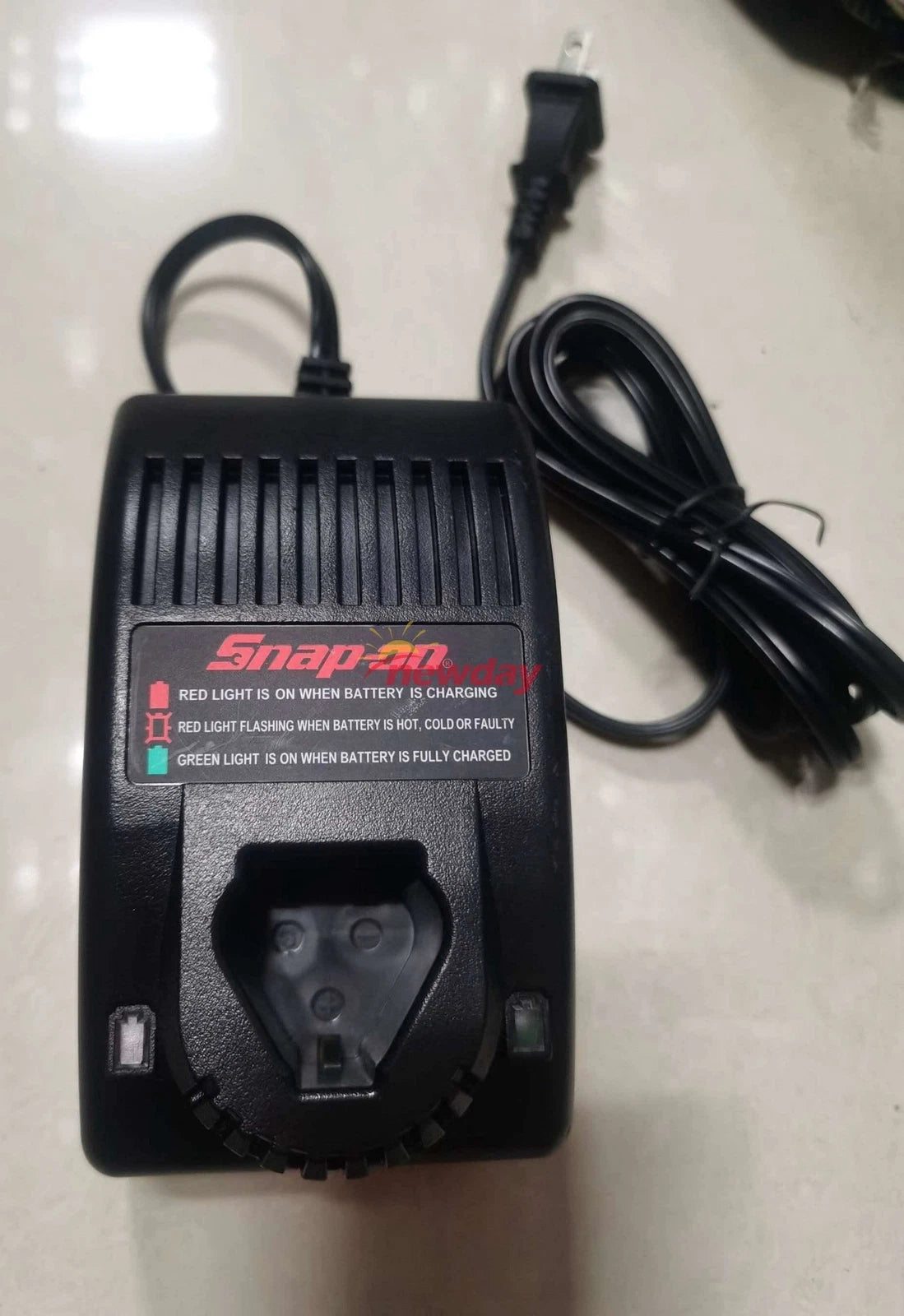 ! Snap On CTC572 CTC-572 7.2V DC 0.8A 120V AC Battery Charger