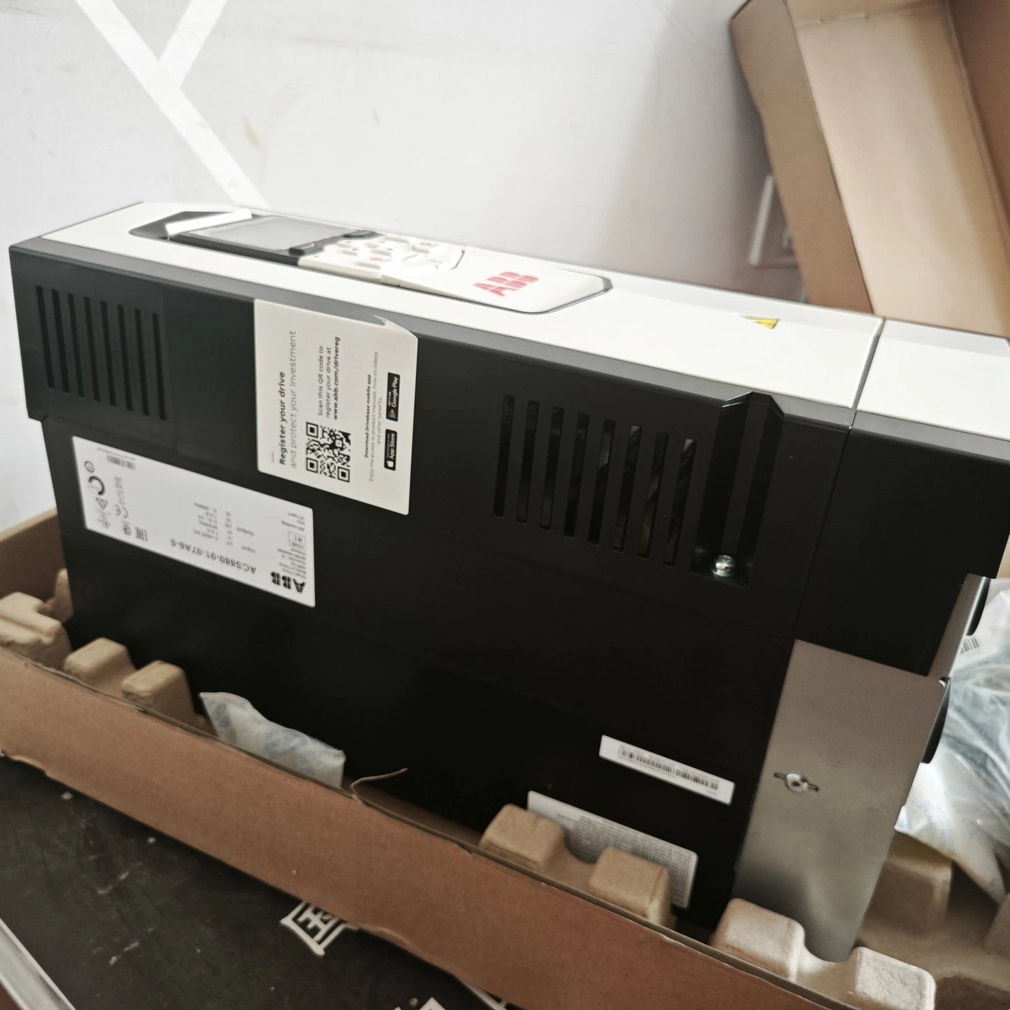 1 PC  ABB ACS880-01-014A-5 frequency converter  or UPS