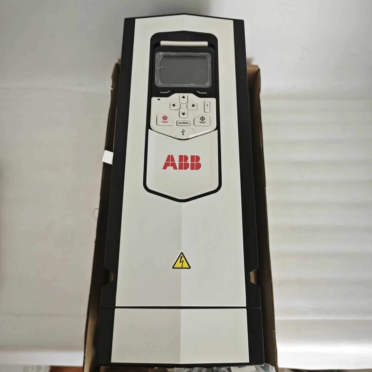 1 PC  ABB ACS880-01-03A0-5 frequency converter  or UPS