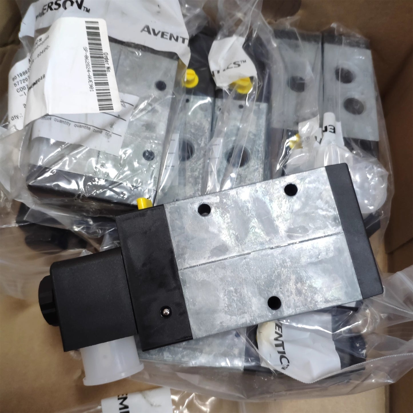 1PC  AVENTICS Reversing Valve 5772070220 24V Solenoid Valve Free delivery