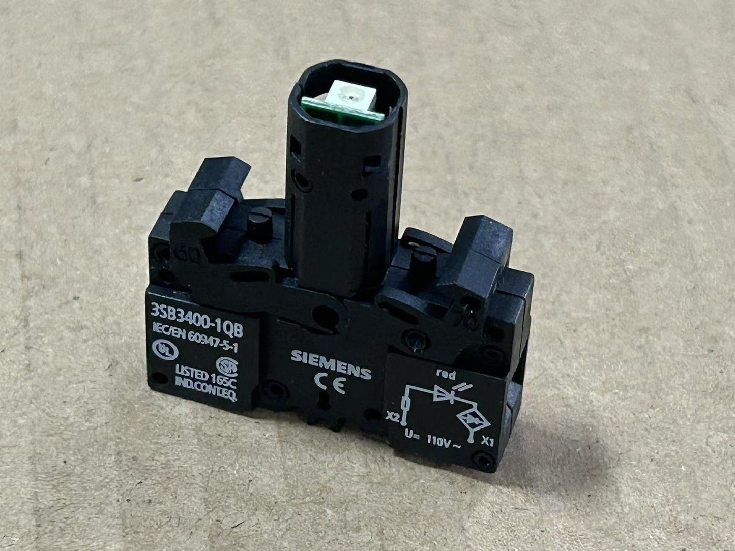 1PCS  3SB3400-1QB Lamp holder
