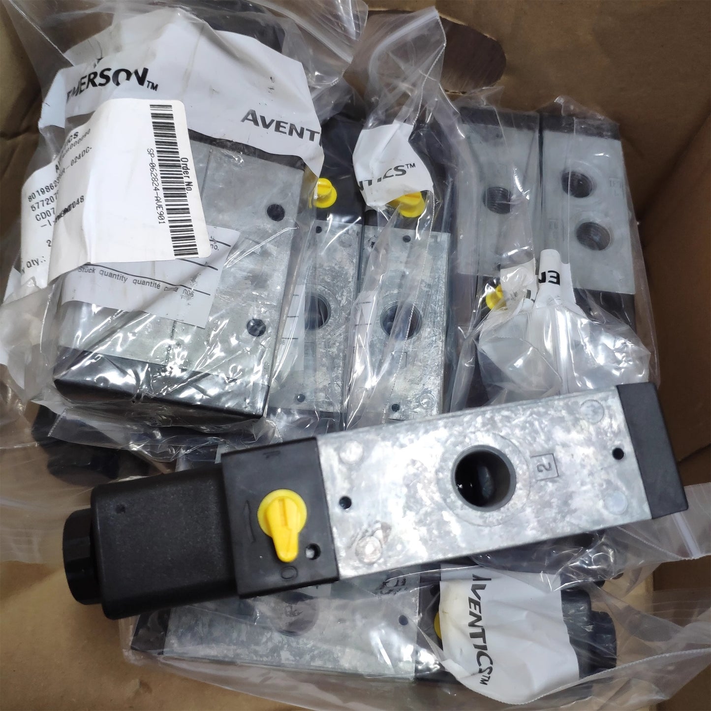 1PC  AVENTICS Reversing Valve 5772070220 24V Solenoid Valve Free delivery