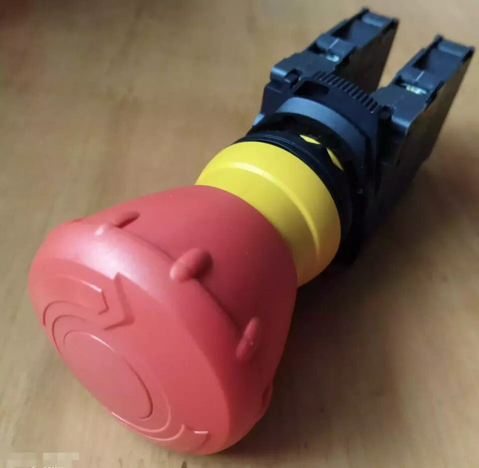 1PCS  800FP-MT44PX02S =800FP-MT44+800F-ALP+800F-X01S E-STOP Switch
