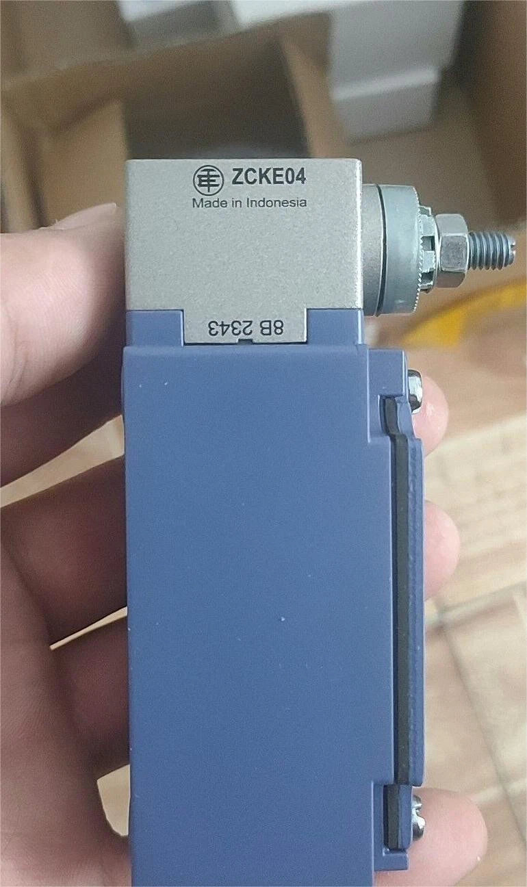 TELEMECANIQUE   ZCKJ404H29  LIMIT SWITCH   ./UPS