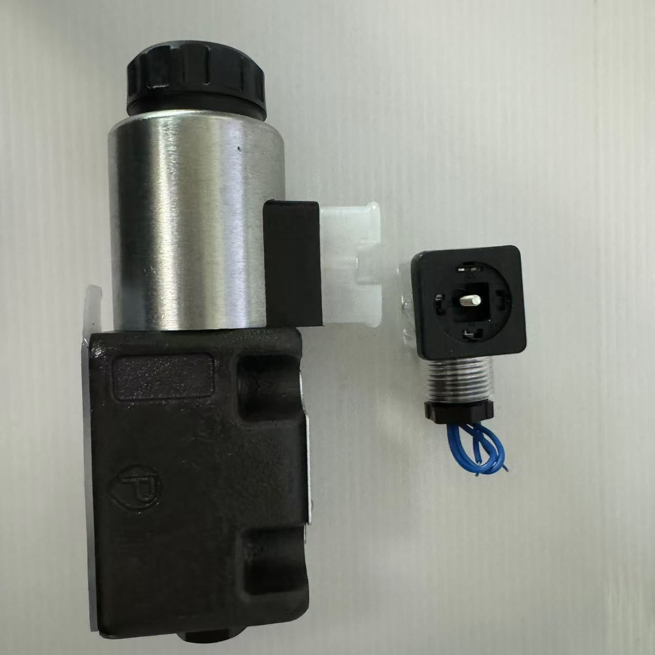 1PCS  FIT For DUPLOMATIC Solenoid Valve DS3-SA2/11N-D24K1