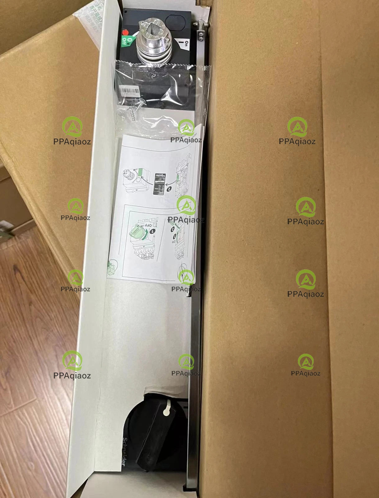 1Pcs  Schneider  LV429338 extended rotating handle with box Fast delivery