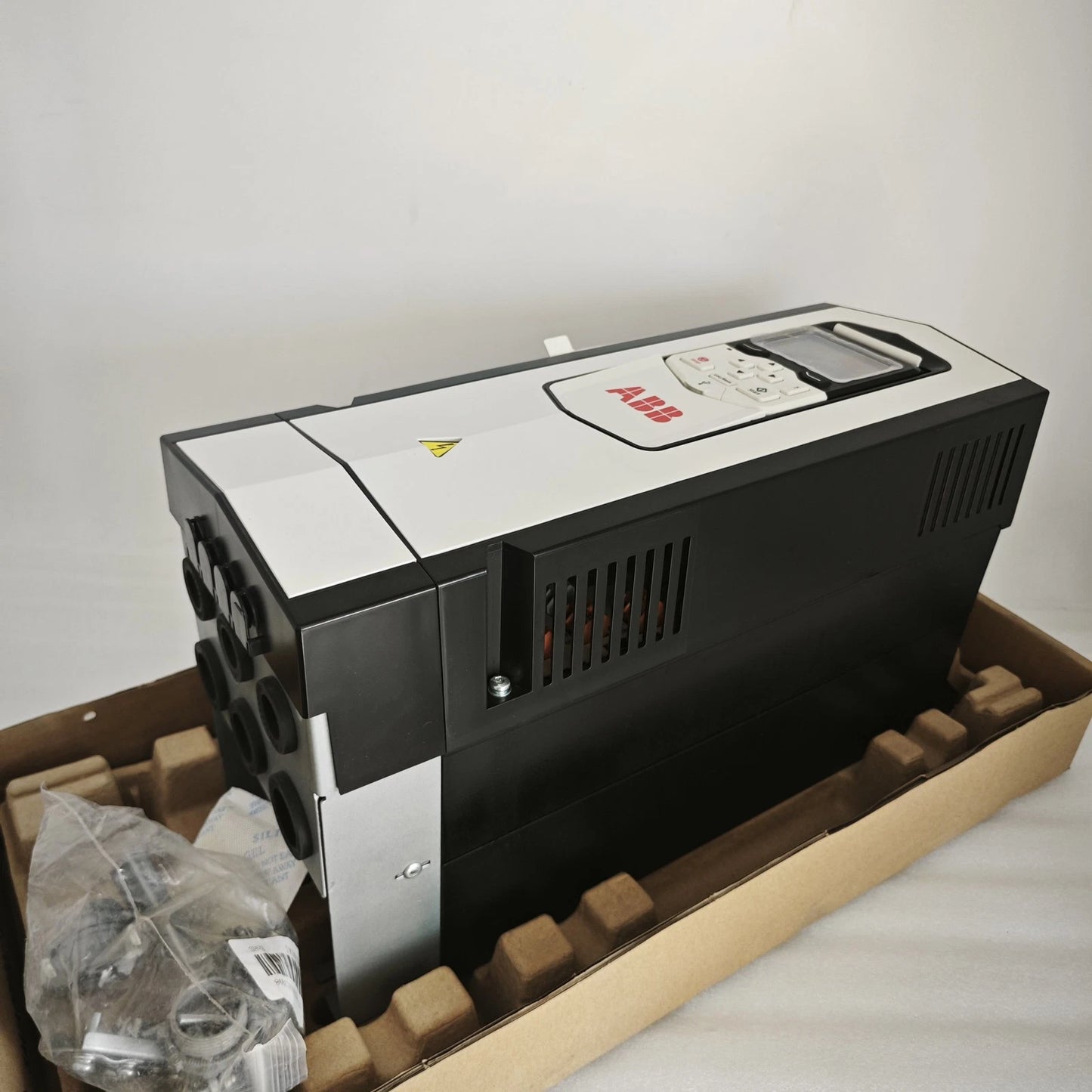 1 PC  ABB ACS880-01-027A-5 frequency converter  or UPS