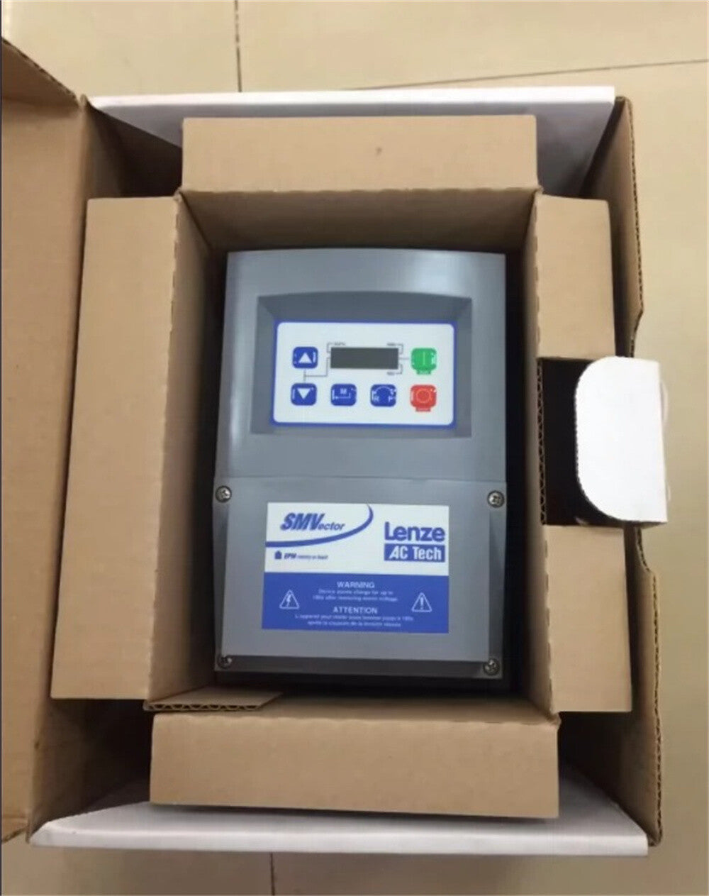 1/Piece  Lenze ESV152N04TXE Inverter 380v 1.5kw Frequency Converter