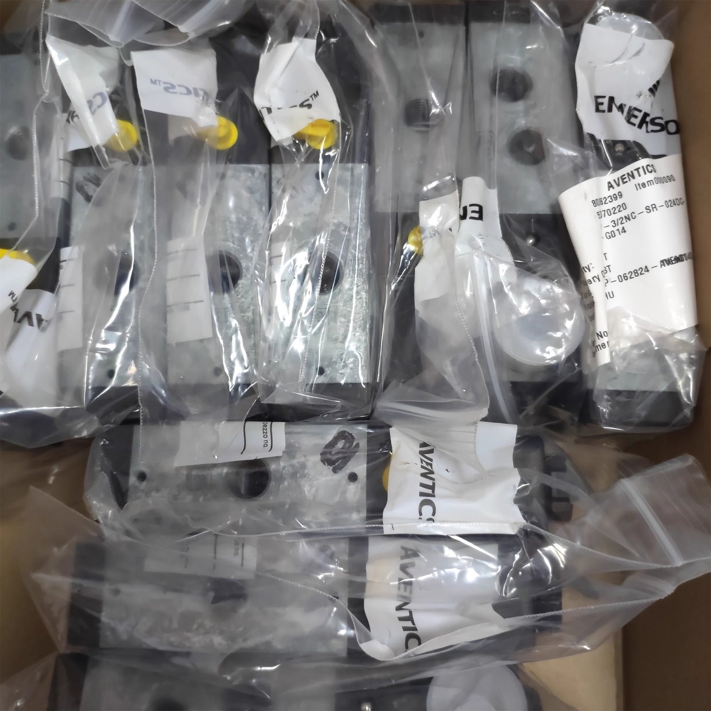 1PC  AVENTICS Reversing Valve 5772070220 24V Solenoid Valve Free delivery