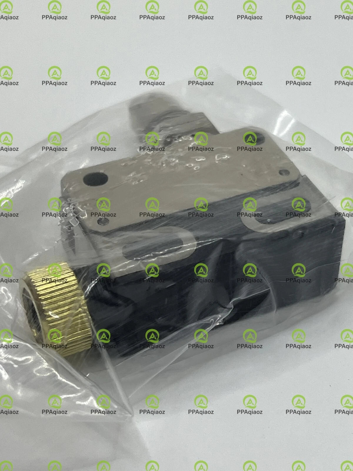 1PC  Omron D4E-1A20N D4E1A20N Limit Switch In Box Free Shipping /S #F #P