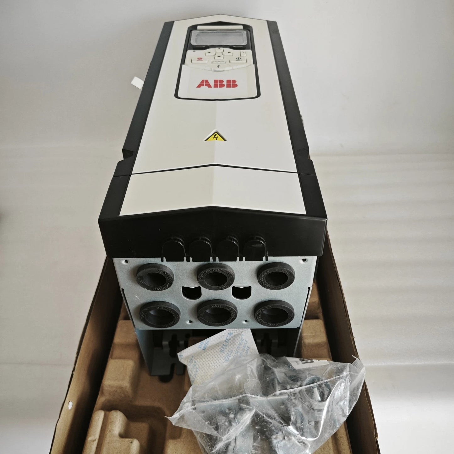 1 PC  ABB ACS880-01-027A-5 frequency converter  or UPS
