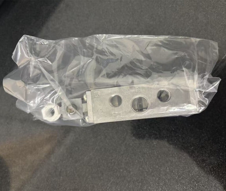 1pcs  CKD solenoid valve 4F110-08-DC24V