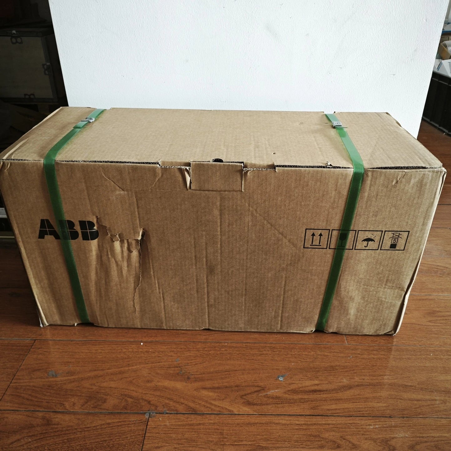 1 PC  ABB ACS880-01-096A-5 frequency converter  or UPS