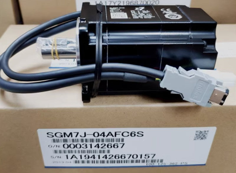 1PC  YASKAWA servo motor SGM7J-04AFC6S