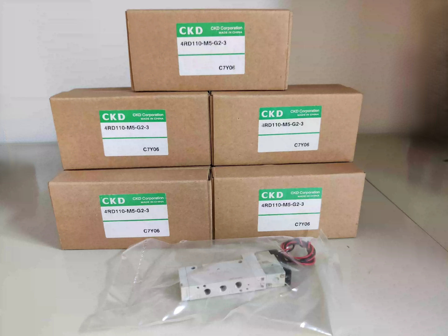 1pcs CKD 4RD110-M5-G2-3 Solenoid Valve