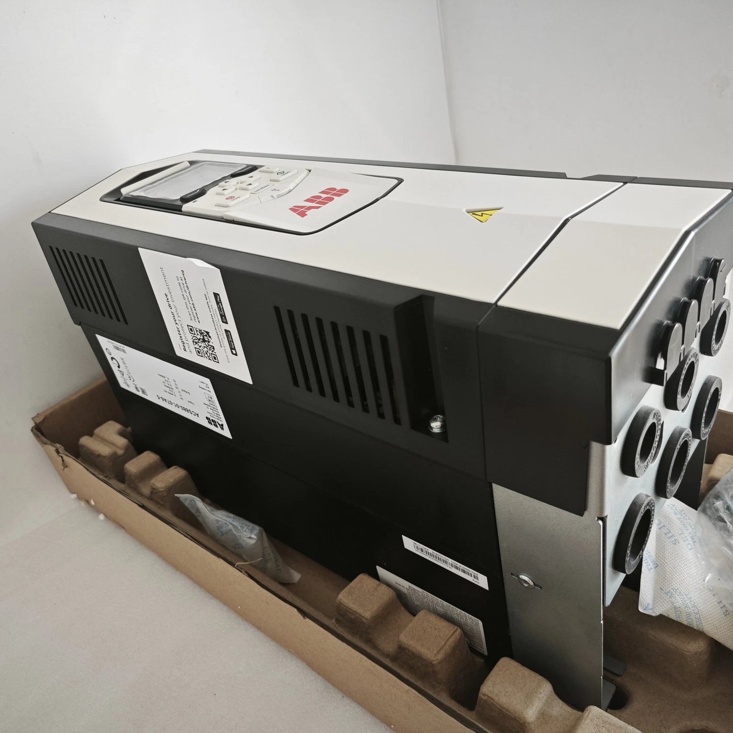 1 PC  ABB ACS880-01-027A-5 frequency converter  or UPS