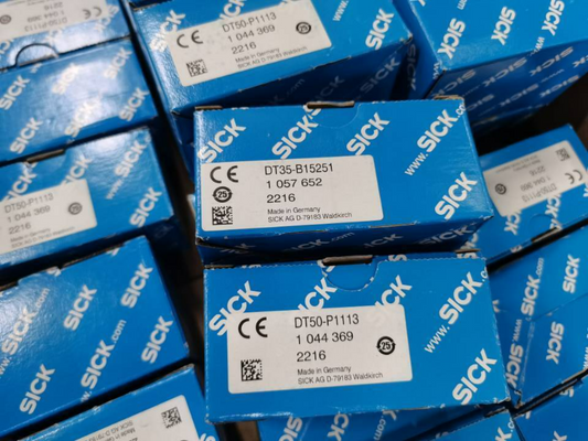 1pcs  SICK DT50-P1113 1044369 Photoelectric Sensor