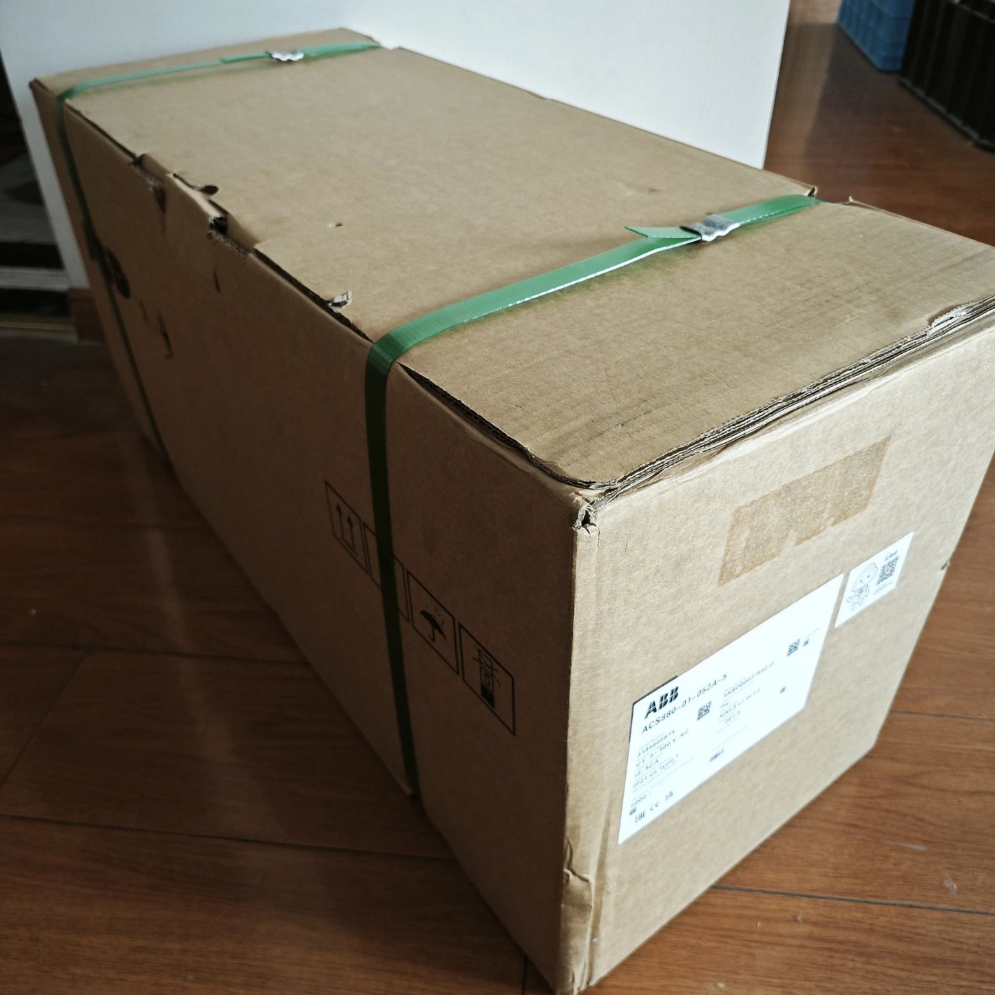 1 PC  ABB ACS880-01-096A-5 frequency converter  or UPS