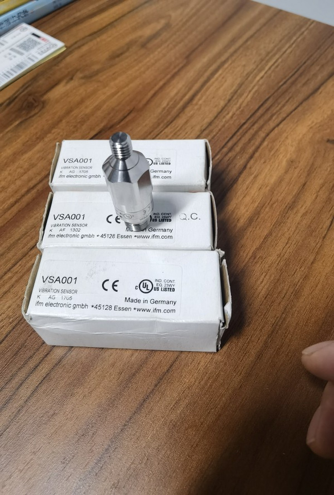 1pcs  IFM VSA001 Vibration Sensor