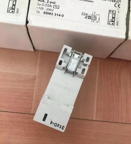 1pc  Circuit Breakers   5SM3 314-0 2P 40A