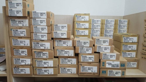 ONE  Mitsubishi IN BOX Q3MEM-8MBS-SET memory card free shipping