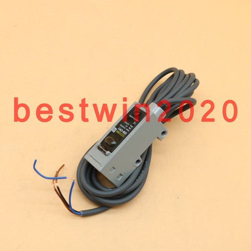 1PC  Omron E3S-CR11 Photoelectric Switch Sensor E3SCR11 10-30VDC 2M