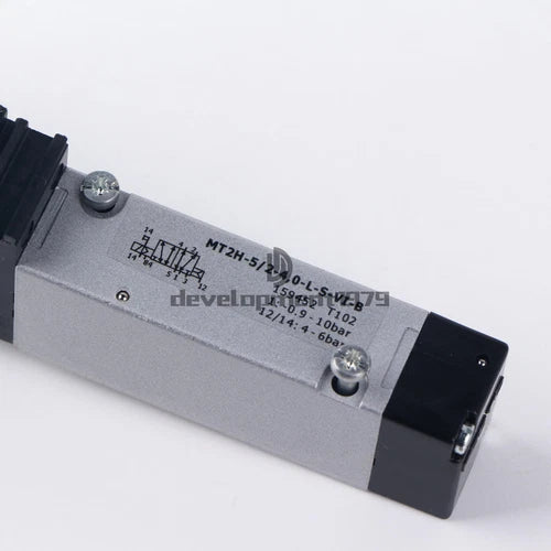 1PC   MT2H-5/2-4,0-L-S-VI-B 159452 solenoid valve