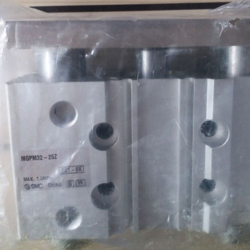 1PC  SMC MGPM32-25Z Three-guide cylinder in box Free shipping