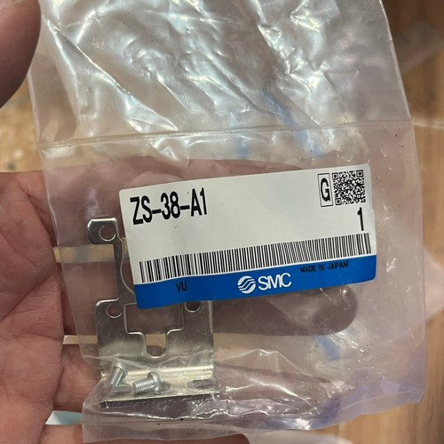 one  SMC pressure switch mounting bracket ZS-38-A1 Free shipping