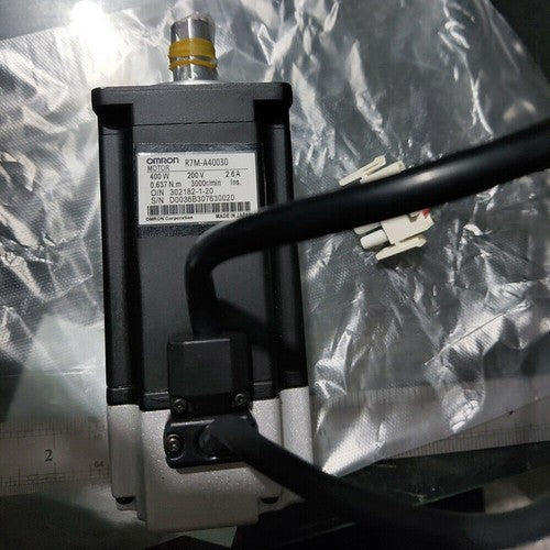 1PCS OMRON  R7M-A40030 servo motor R7MA40030 FAST SHIP