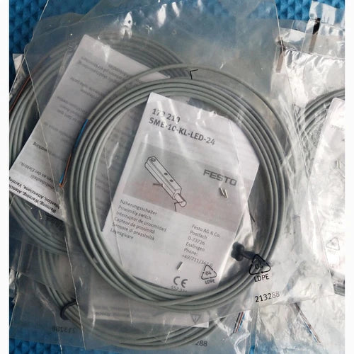 1PC  Proximity Switch  SME-10-KL-LED-24 173210