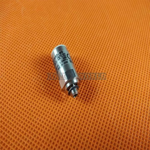 1PCS  SMC PSE530-M5 PSE530M5 Pressure Switch
