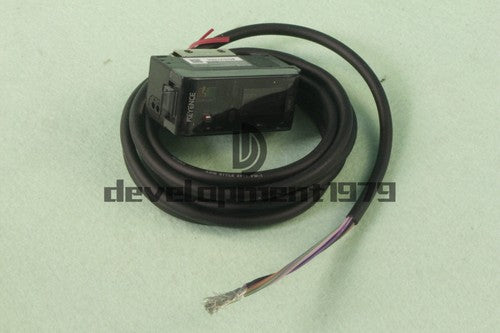 One  KEYENCE CZ-V1 Differentiating Sensor Amplifier