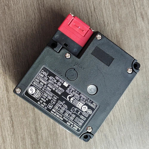 1PC  Guard Lock Safety Door Switch  D4NL-4EDA-B4