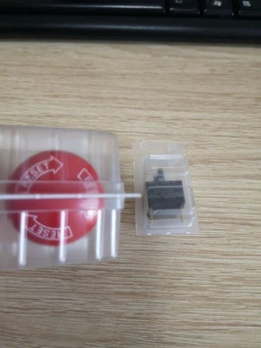 1PCS   A165E-S-01 A165ES01 - Pushbutton Switch